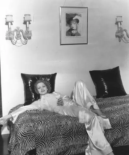 Marlene Dietrich Women's Colored Tank-Top - idPoster.com