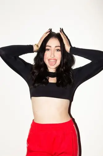 Noah Cyrus Wall Poster picture 802122