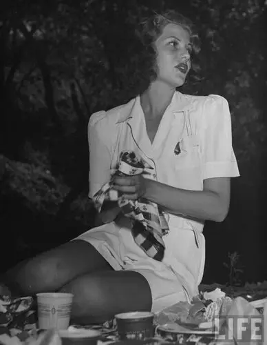 Rita Hayworth White T-Shirt - idPoster.com