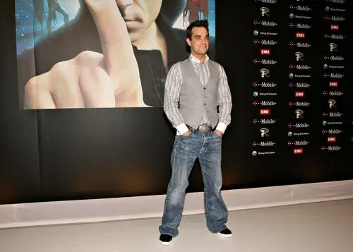 Robbie Williams White T-Shirt - idPoster.com
