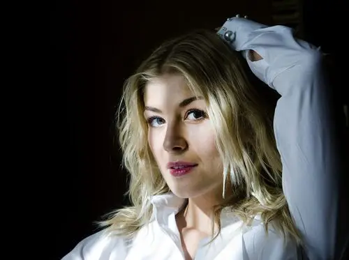 Rosamund Pike Wall Poster picture 866451
