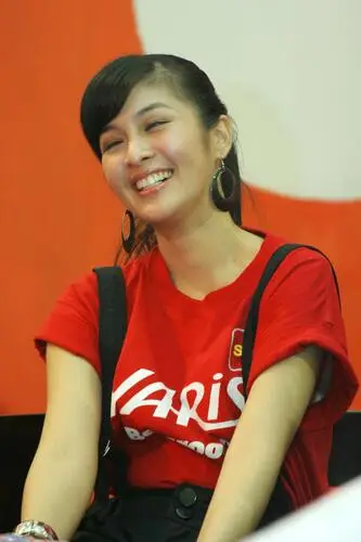 Sandra Dewi White T-Shirt - idPoster.com