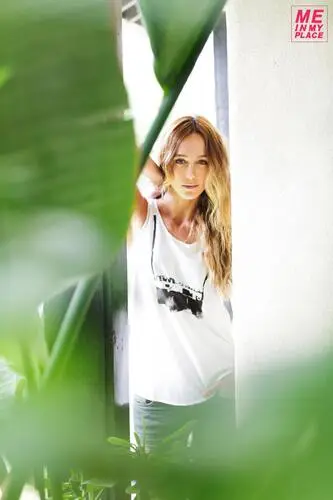 Sharni Vinson Women's Colored  Long Sleeve T-Shirt - idPoster.com