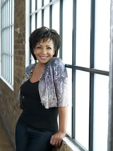 Shirley Bassey Wall Poster picture 957121
