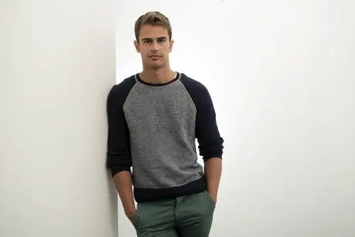 Theo James Computer MousePad picture 533310