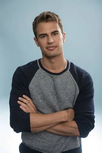 Theo James Image Jpg picture 533314