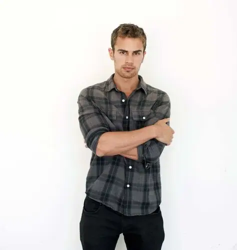 Theo James Computer MousePad picture 857164