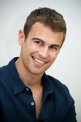 Theo James Computer MousePad picture 857168