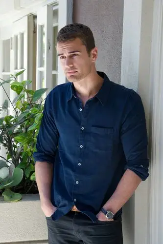 Theo James Image Jpg picture 857172