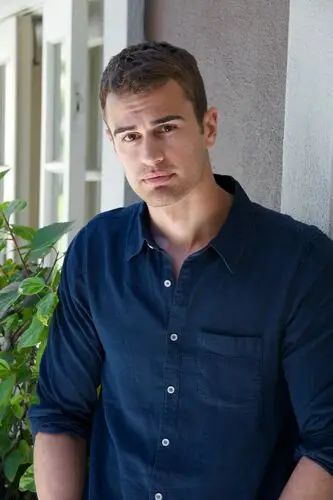 Theo James Computer MousePad picture 857174