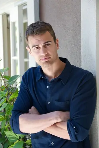 Theo James Computer MousePad picture 857175