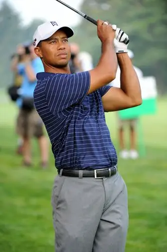 Tiger Woods Men's Colored  Long Sleeve T-Shirt - idPoster.com