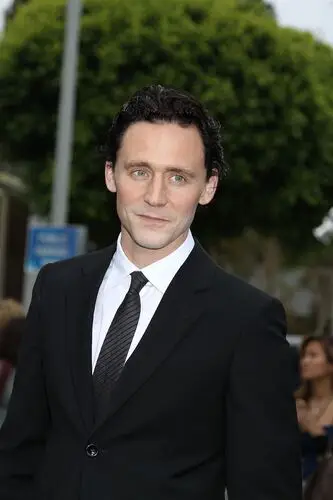 Tom Hiddleston Jigsaw Puzzle picture 209280