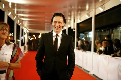 Tom Hiddleston Jigsaw Puzzle picture 209283
