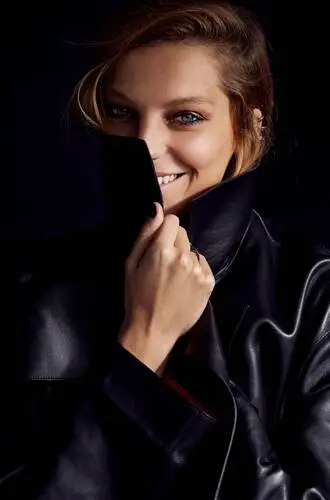 Daria Werbowy Protected Face mask - idPoster.com
