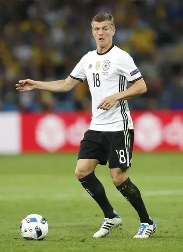 Toni Kroos Wall Poster picture 672027